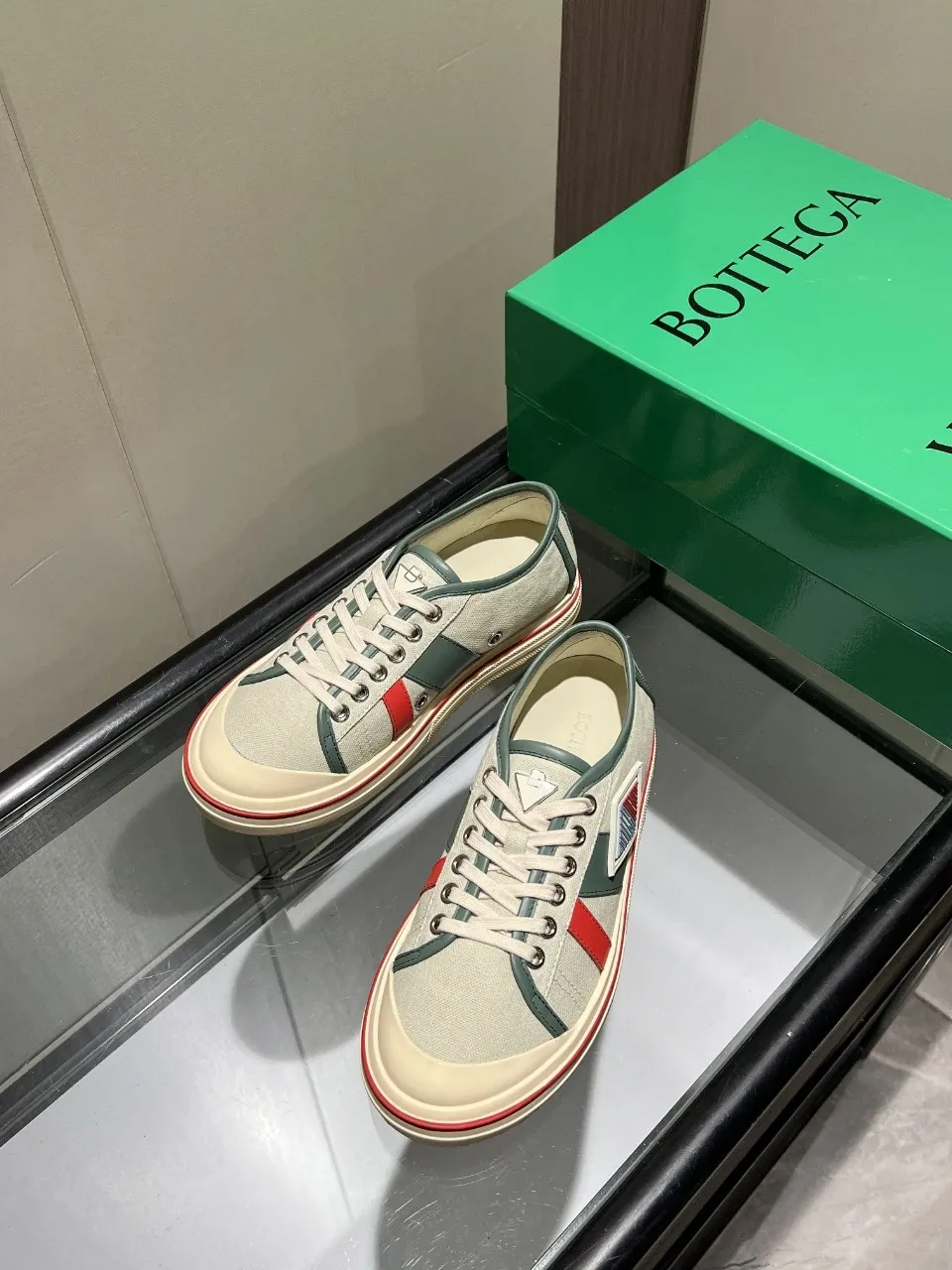 p518🐮🐮Bottega Veneta BV's latest Eliot series, retro basketball shoes, casual sports canvas shoes, become gods when they are launched! [Celebration] [Celebration] A 1:1 copy of the original version, [Fireworks] original material, [Fireworks] original color system, inspired by retro basketball sneakers, the color combination highlights youthful vitality, and perfectly interprets the theme of youth and childlike innocence. The details are also very particular. The summer canvas brings excellent durability and comfort. Designs such as calfskin trim, rubber toe caps and hand-painted retro red lines are full of retro feel. The round toe and convex sole add a modern feel and are suitable for various styles. Easily create a fashionable atmosphere. The upper foot is the focus...can be worn as a couple's shoes...each shoe has more taste and attitude! Fabric: Original customized high-density canvas + cowhide Lining: Original customized breathable canvas Insole: movable latex cowhide insole. Sole: original molded non-slip and wear-resistant TPU material. Sole thickness: 3cm. Size: women's size 35#-40#, men's size 39#-45#.